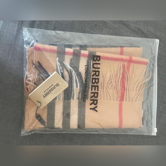 Burberry scarf - Picture 3 of 3